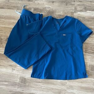 Figs scrubs SET. Top- Large, Botton- Large/ Petite